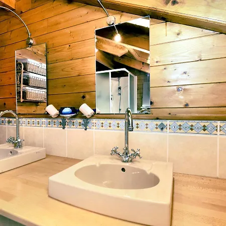 木屋 Beautiful Chalet With Sauna Near Forest In *